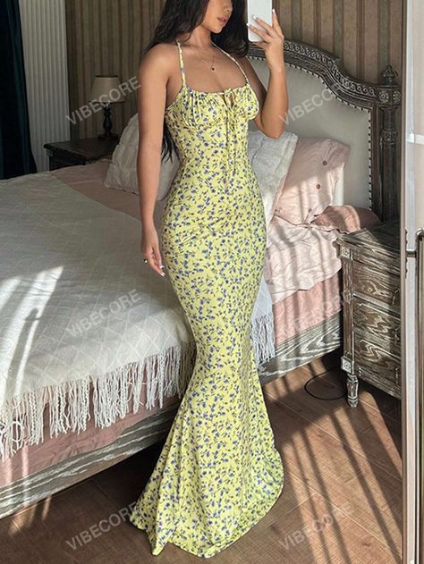 Women Floral Print Halter Neck Tie Waist Vacation Dress With Mermaid Hem For Spring/SummerI discovered amazing products on SHEIN.com, come check them out! Shein Dress Classy, Feminine Outfits, Trendy Interiors, Beachy Outfits, Dresses Fancy, European Summer Outfits, Crop Dress, Vacation Dress, Shein Dress