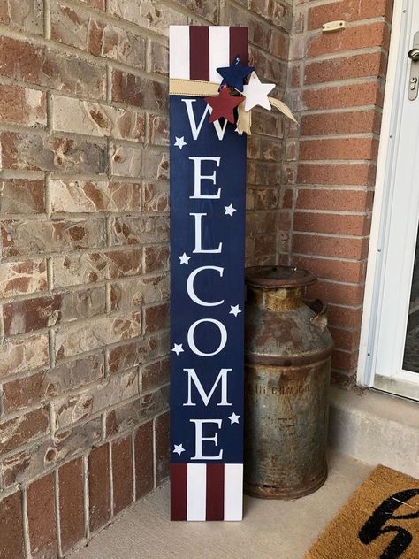 Patriotic Porch, Porch Halloween, Americana Crafts, 4th July Crafts, Door Signs Diy, Christmas Gift Basket Ideas, Wooden Welcome Signs, Front Porch Signs, Signs Diy