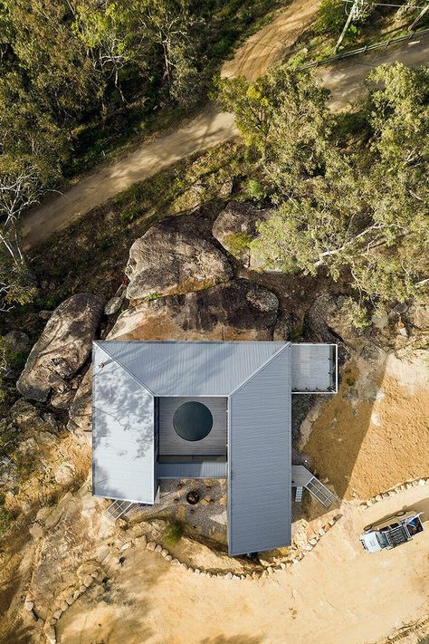 benn and penna architects wraps shipping container house around circular pool in australia Container Architecture, Metal Siding, Rural Retreats, Exposed Concrete, Shipping Container House, Rain Water Collection, Open Layout, Shipping Container Homes, Architecture Photo