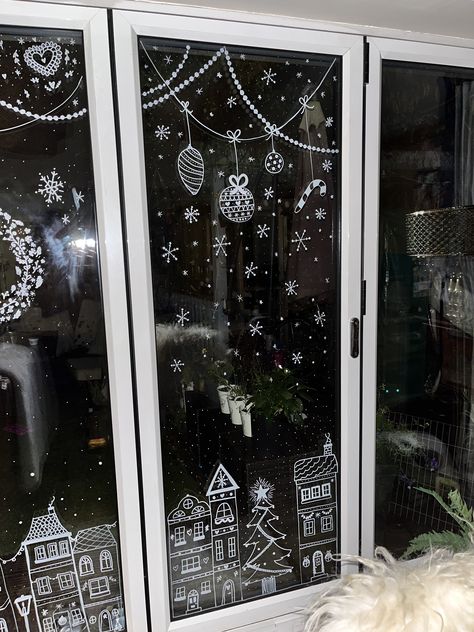 White Marker Window Art, Christmas Window Pen Art, White Pen Window Drawing Christmas, Painted Windows Christmas, Winter Wonderland Window Painting, Window Painting Winter, Christmas Window Chalk Art, Easy Christmas Window Art, Chalk Pen Window Art Christmas