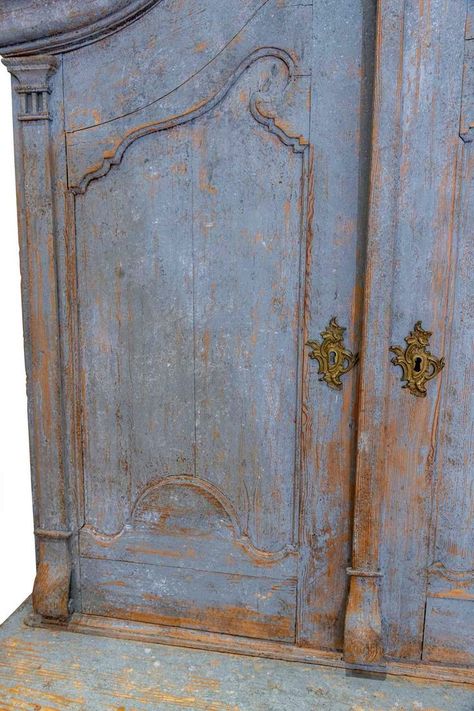 Antique Blue Furniture, Bleached Wood Cabinets, Saltwash Furniture, Gustavian Decor, Wood Display Cabinet, Gustavian Interiors, Dowry Chest, French Painted Furniture, Swedish Gustavian Style