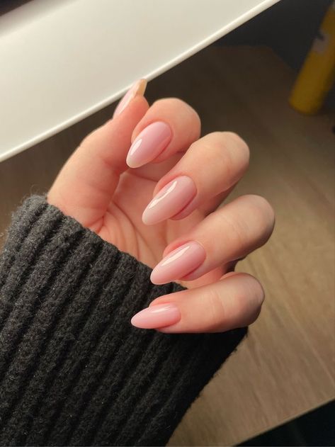 Nude Ombré Almond Nails, Clean Girl Almond Nails, Milky Nude Nails Almond, Almond Nails Natural Color, Almonte Nails, Pinky Nude Nails Almond, Plain Acrylic Nails Almond, Nude Nails Oval, Pink Nude Almond Nails