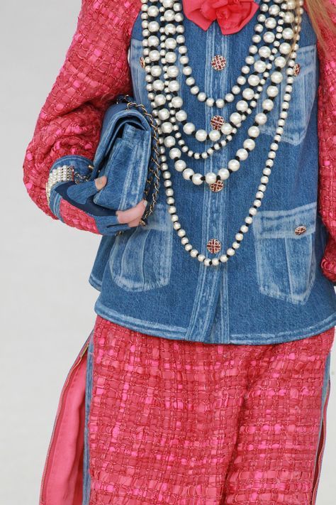 Trash Fashion, Chanel Show, Chanel 2020, Chanel Runway, Fall Fashion Trends Women, Chanel Collection, Chanel Couture, Popsugar Fashion, Milan Fashion Weeks