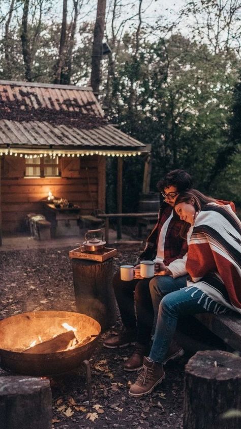 Couple Fall Photoshoot, Cabin Coffee, Fall Couple Pictures, Fall Photoshoot Ideas, Portret Feminin, Mountain Couple, Stylish Tips, Cabin Aesthetic, Fall Shoot