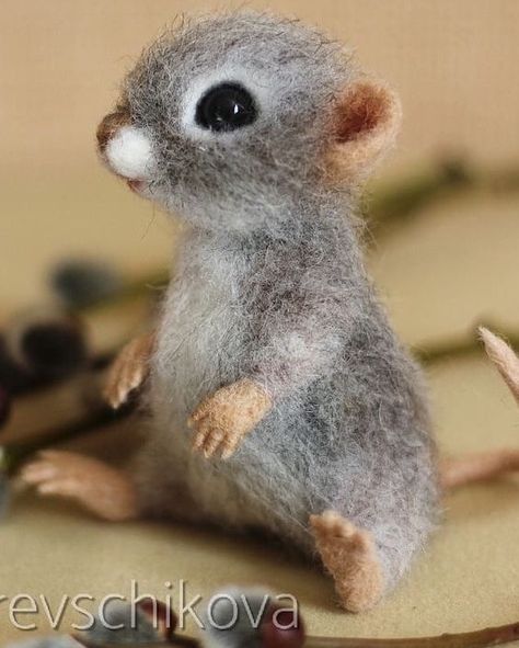 Mouse Needle Felting, Felted Mice, Fuzzy Felt, Needle Felted Mouse, Needle Felting Tutorial, Felted Mouse, Needle Felting Diy, Needle Felted Christmas, Wool Needle Felting