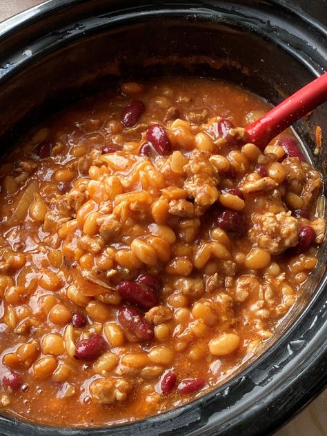 This ranch style baked beans recipe is one I found in an old church cookbook, and I wanted to give it a try. It is made with ground beef, pork and beans, and seasoning. These turned out really good! If you love these baked beans you will also love these delicious Maple Sausage Baked Beans.... Ranch Style Baked Beans, Southern Baked Beans, Pork And Beans, Cranberry Baking, Baked Beans Recipe, The Southern Lady Cooks, Southern Lady Cooks, Perfect Baked Potato, Beef Tips And Gravy