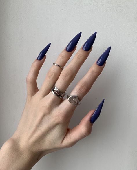 Blue Pointy Acrylic Nails, Dark Blue Stilletos Nails, Blue Sharp Nails, Navy Blue Stiletto Nails, Long Dark Blue Nails, Blue Pointy Nails, Dark Elegant Nails, Blue Nails Stiletto, Nails Dark Blue