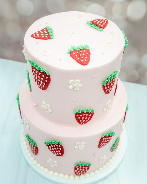 Two tiered strawberry cake! 🍓 . . . . #hollywoodbakedgoods#EatHBG#seattlewedding#seattlebakery#seattlebaker#seattleeats#bestfoodseattle#seattlefood#seattlecakes#bakery#baking#pnwlife#seattle#bellevue#kirkland#totemlake#customcakes#cakedecorating Creative Cake Decorating, Strawberry Cake, Creative Cakes, Baked Goods, Cake Decorating, Seattle, Baby Shower, Baking, Cake