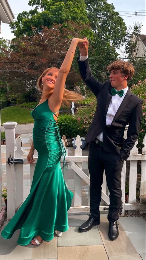 Green Mermaid Prom Dress, Prom Pictures Couples, Prom Picture Poses, Homecoming Pictures, Prom Photoshoot, Prom Couples, Green Evening Dress, Prom Poses, Satin Homecoming Dress