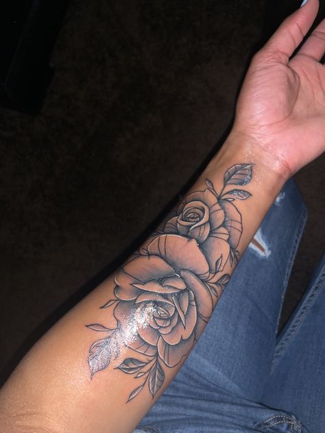 Tattoo Artist Tattoo, Hand Tattoos For Girls, Cute Hand Tattoos, Pretty Hand Tattoos, Tattoo Ideas Small, Neck Tattoos Women, Floral Tattoos, Forarm Tattoos, Artist Tattoo