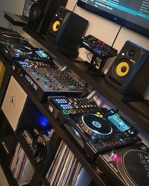 Studio Setup Music, Turntable Furniture Design, Music Studio Aesthetic, Dj Studio, David Silva, Dj Table, Home Recording Studio Setup, Recording Studio Setup, Female Dj