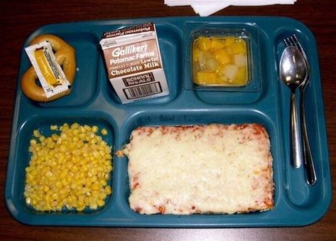 This entire school lunch. 32 Foods You Ate In Childhood That You Definitely Forgot About School Pizza, Square Pizza, Cafeteria Food, Pizza Day, School Cafeteria, This Is Your Life, Lunch Room, School Memories, Good Ole