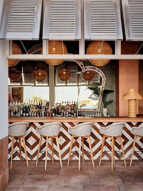 Beach Hotel Restaurant, Tropical Beach Restaurant, Hotels Exterior, Resort Bar Counter, Resort Bar Design Beach Club, Luxury Resort Interior, Mid Century Beach, Punch Bar, Novotel Hotel