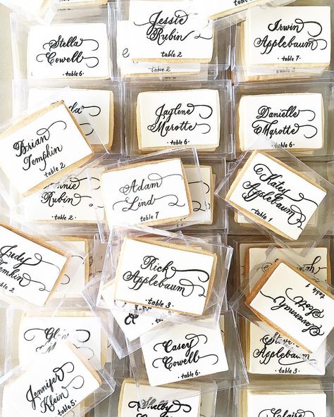 edible place card idea...only with my fave calligraphist @carlahagan_designs… Card Cookies, Coffee Wedding Favors, Food Wedding Favors, Honey Wedding Favors, Tie The Knot Wedding, Creative Wedding Favors, Diy Wedding Table, Inexpensive Wedding Favors, Edible Favors