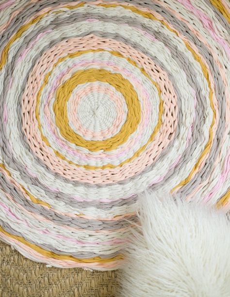 Hula Hoop Weaving, Hula Hoop Rug, Weaving Projects, Hula Hoop, Diy Rug, Crochet Rug, Embroidery Hoop Art, T Shirt Yarn, Rag Rug