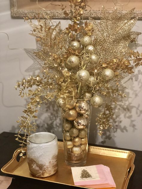 Golden Christmas Decorations, Gold Christmas Centerpieces, Gold Christmas Aesthetic, Gold Christmas Party, Gold Holiday Decor, Black Christmas Decorations, Gold Christmas Decor, Glam Christmas Decor, Diy Christmas Decorations For Home