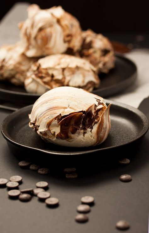 Chocolate Swirl Meringues by Sugar Salt Magic. Meringues taste amazing and they are also incredibly easy to make. Easter Food Crafts, Cake Stall, Chocolate Meringue, Holiday Pies, Chocolate Swirl, Low Carb Baking, Sweets Recipes, Pavlova, 4 Ingredients