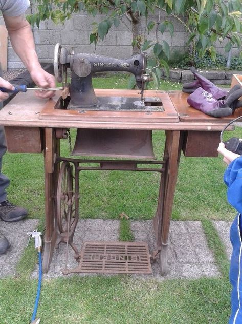 Old Sewing Cabinet, Singer Sewing Machine Table, Sewing Machines Best, Old Sewing Machine, Sewing Machine Cabinet, Restoration Hardware Inspired, Sewing Machine Repair, Sewing Machine Table, Sewing Cabinet