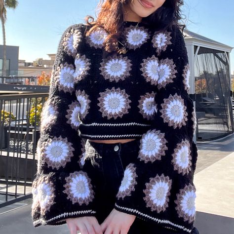 Flower Granny Square Sweater, Crochet Flower Jumper, Crochet Flower Granny Square, Shawls Crochet, Cardigans Crochet, Square Sweater, Granny Square Sweater, Flower Granny Square, Crochet Bedspread Pattern