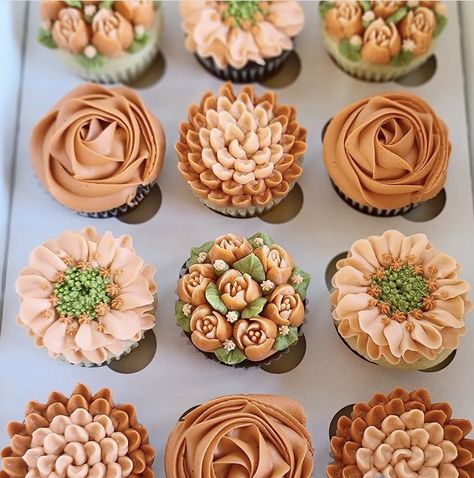 Fall Wedding Cupcakes, Thanksgiving Sweets, Wedding Cupcakes Rustic, Thanksgiving Cupcakes, Orange Cupcakes, Bridal Shower Cupcakes, Cupcake Decorating Tips, Fall Cupcakes, Cupcake Cake Designs