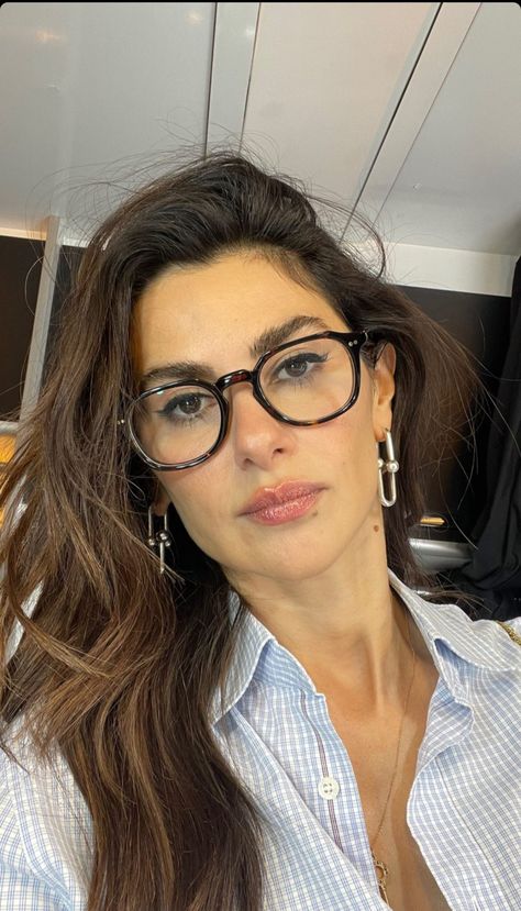 Italian Glasses Woman, Trendy Glasses Frames For Women 2024, Specs Frames Women, Aesthetic Glasses Frames, Glasses Inspo, Classy Glasses, Glasses Outfit, Glasses Frames Trendy, Glasses Inspiration