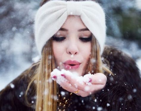 Let It Snow: 12 Snowbunny-Approved Hairstyles Styles With Headbands, Hair Styles With Headbands, Winter Hair Styles, Snow Portraits, Spiked Hot Cocoa, Winter Beauty Tips, Gatsby Hair, Faux Bob, Hair Tuck