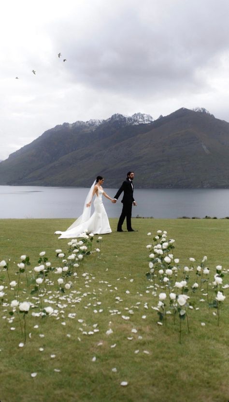 No Aisle Wedding Ceremony, Outdoor Wedding Minimalist, Minimalistic Wedding Ceremony, Unique Wedding Altar Ideas, Simple Wedding Alter Ideas, Simple Wedding Alter Ideas Outdoor, Minimalist Wedding Altar, Outdoor Wedding Ceremony Simple, Wedding Ceremony Minimalist