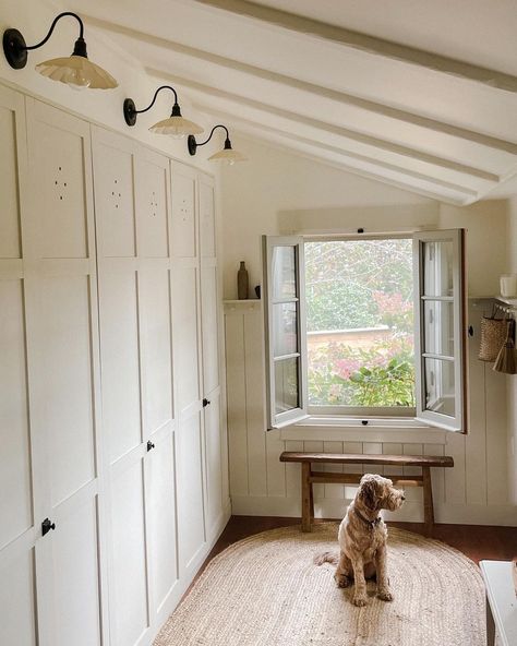 @imahomebird • Instagram photos and videos Elegant Mudroom, Mud Room Entry, Country Interiors, Mudroom Entryway, Closet Renovation, Mudroom Design, Country Interior, Boot Room, Golden Light