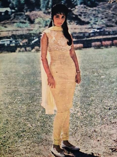 60s Bollywood Fashion, 70s Bollywood Fashion, Vintage Bollywood Outfits, Retro Outfits 70s Vintage Fashion, Sadhana Shivdasani, Retro Outfits 90s Women, Retro Outfits 90s, Desi Fusion, 90s Bollywood Fashion