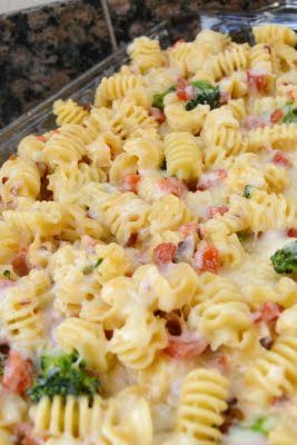 This is a perfect, easy dinner that your family is sure to love. Come on...it's a creamy Alfredo sauce!! I made it meat-less because sometimes I just love to go against the norm and personally, I don't love meat. You can definitely add some cooked, diced chicken if you feel the need, but I really feel it's great on it's own! It does have bacon so maybe you could count that as meat:) I also love how by adding the tomatoes it gives it a feel of adding a red sauce to a white sauce, which is one of Radiator Pasta, Alfredo Pasta Bake, Easy Baked Chicken, Tutorials Diy, Alfredo Pasta, Pasta Bake, Casserole Dish, Girls Party, Nap Time