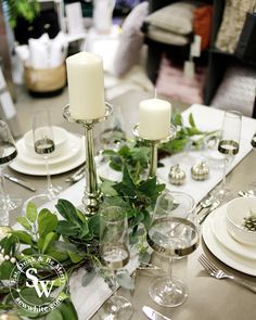 Silver Christmas Table Inspiration with green white company garland and lsa silver band table setting. Silver Christmas Table, Christmas Table Inspiration, Green Table Settings, Party Ideas Christmas, Silver Wedding Decorations, Dinner Party Table Settings, Christmas Party Ideas, Dinner Christmas, Green Xmas