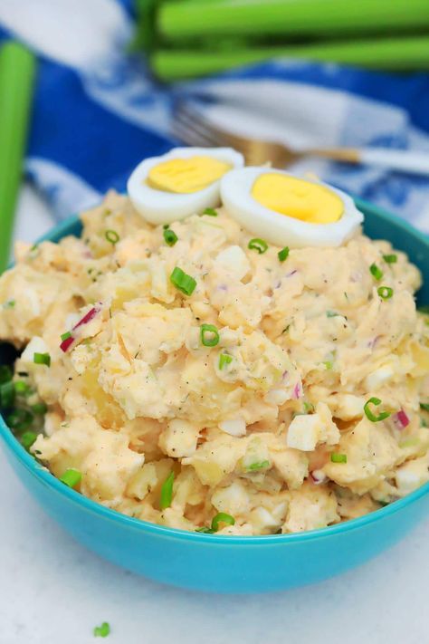 Make a tasty batch of All American potato salad with fresh dill, a few eggs, and a perfect creamy dressing! A great BBQ side dish! This easy potato salad recipe is a great choice for an easy potato side dish that is perfect for sandwiches and burgers! American Potato Salad, Potato Side Dishes Easy, Hearty Salad Recipes, Baked Bbq Ribs, Bbq Side Dish, Bourbon Chicken Recipe, Potato Salad Recipe Easy, Beef Ribs Recipe, Bbq Side