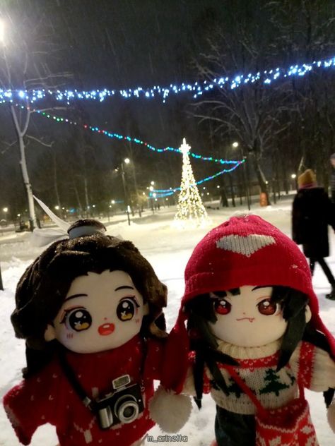 Xie Lian And Hua Cheng Plushies, Hualian Matching Icons Manhua, Xie Lian X Hua Cheng Fanart, Hualian Christmas, Heavens Official Blessing Xie Lian, Hualian Cute, Xie Lian Plushie, Hua Cheng Cute, Hua Cheng Plush