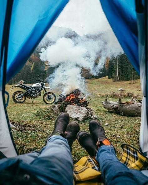 Adventure Motorcycle Camping, Desert Sled, Motorcycle Camping Gear, Camping Usa, Motorcycle Adventure, Adventure Motorcycle, Bike Camping, Best Motorcycle, Biker Aesthetic