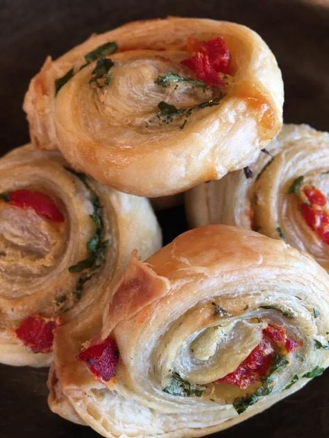 Banana Pepper Pinwheels, Pepper Jelly Pinwheels, Boursin Pinwheels, Boursin Cheese Pinwheels, Ruben Pinwheel Appetizers, Roasted Red Pepper Appetizer Recipes, Roasted Red Pepper Pinwheels, Spicy Italian Pinwheels, Spreadable Cheese