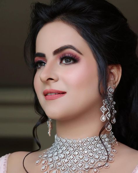 A subtle Makeup look with nude lips for Indian brides to make them stand out and slay on their Big Day! #indianwedding #makeup #makeupartist #indianmakeupartist #bridaloutfit #designerlehengas #india #makeupinspiration #makeupideas #bridaljewellery #heavymakeup #weddinglehengas #bridaloutfits #indianbridalwear #makeuplooks #lightmakeuplooks #nudemakeup #heavymakeup #naturalmakeuplook #makeupforlockdownwedding #intimateweddings #bridesmaidsoutfits #redlipstick #bridalmakep #maccosmetics Simple Engagement Makeup Indian, Party Wear Makeup Look, Mekup Bride Simple, Party Makeup Looks Indian, Nude Makeup Looks Indian, Akanksha Sharma, Mackup Tutorial, Makeup Looks Bridal, Indian Party Hairstyles