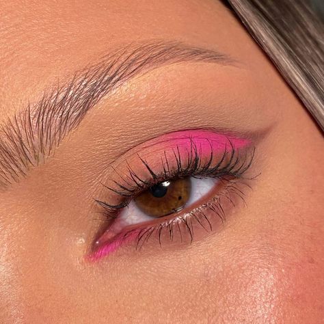 Hot Pink Eyeshadow Looks, Hot Pink Palette, Bright Pink Makeup, Hot Pink Makeup, Pink Eye Makeup Looks, Hoco Makeup Looks, Eye Makeup Set, Pink Eyeliner, Pink Eyeshadow Look