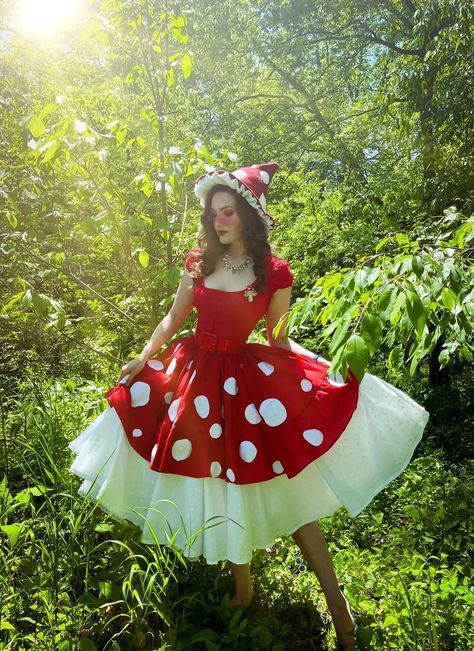 Mushroom Outfit, Detailed Fashion, Mushroom Costume, Ren Faire Outfits, Tudor Period, Fairy Cosplay, Fair Outfits, The Tudor, Fairytale Dress