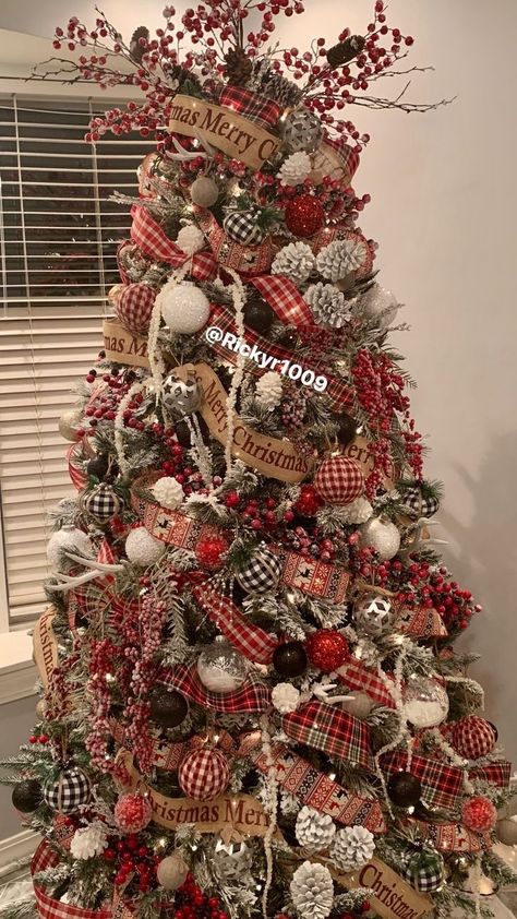 Red Black And Burlap Christmas Tree, Rustic Themed Christmas Trees, Rustic Burlap Christmas Tree, Tree Theme Ideas Christmas, Brown Red Christmas Decor, Rust Red Christmas Tree, Vintage Red Truck Christmas Decor, Traditional Country Christmas Tree, Christmas Tree Country Rustic