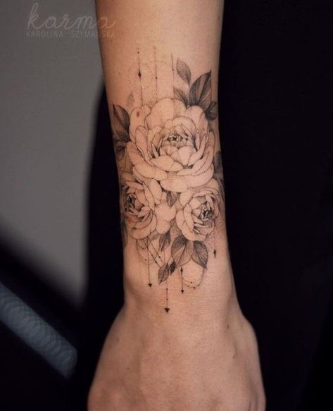 Realistic Butterfly Tattoo, Mum Tattoo, Small Neck Tattoos, Mom Daughter Tattoos, Animal Tattoo Ideas, Hand And Finger Tattoos, Neck Tattoos Women, Beautiful Flower Tattoos, Tattoos For Daughters