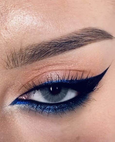 Hoco Makeup Dark Blue, Dark Blue Eyeliner Looks, Blue Gold Eye Makeup, Electric Blue Eye Makeup, Blue Outfit Makeup Ideas, Navy Prom Makeup, Blue And Black Makeup Looks, Nails For Blue Dress Prom, Blue Eyeliner Ideas