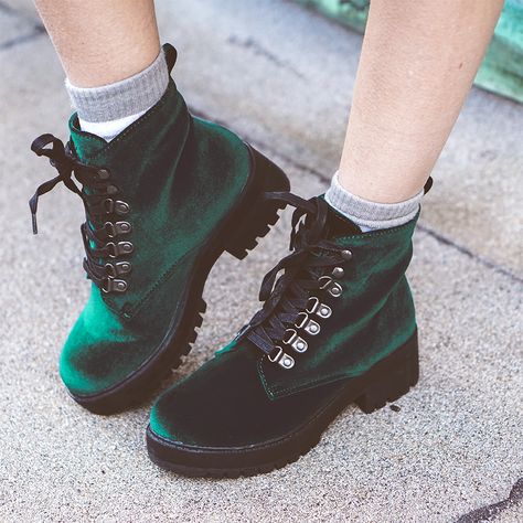 Emerald Green Velvet Harper Boot | ft. Alissa Laderer | #TUKSHOES Spring Outfit Women, London Winter Fashion, Graduation Shoes, Winter Mode Outfits, Fall And Winter Fashion, Street Style 2017, Velvet Boots, Green Retro, London Street Style