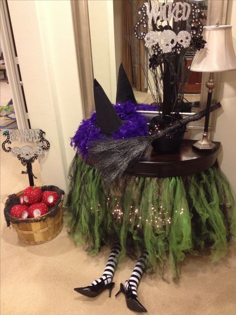 My table decorated for our Wizard of Oz Halloween party! Wizard Of Oz Halloween, Fun Diy Halloween Decorations, Dekorasi Halloween, Fairy Halloween Costumes, Casa Halloween, Halloween Witch Decorations, Dollar Store Halloween, Diy Halloween Decor, Adornos Halloween