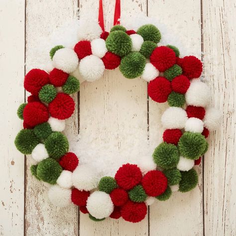 Christmas Pom Pom Wreath, Couronne Diy, Christmas Pom Pom, Pom Wreath, Pom Crafts, Pom Pom Wreath, Crafts For Teens To Make, Yarn Wreath, Pom Pom Crafts