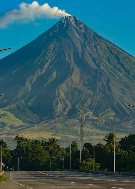 Tropical Volcano, Philippines Wallpaper, Mount Mayon, Volcano Pictures, Mayon Volcano, Pablo Picasso Drawings, Philippines Culture, Hd Nature Wallpapers, Philippines Travel