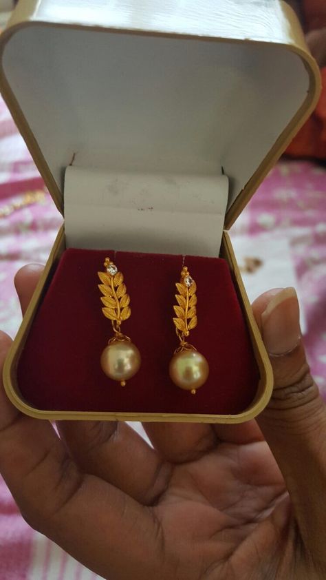 Pearl Jhumka Designs Gold Pearl Earrings, Pearl Earrings Gold Indian, Perl Earing Gold Indian, Pearl Drop Earrings Gold Indian, Gold Bollywood Pearl Earrings For Gift, Ear Rings Gold, Small Earrings Gold, Pearl Earrings Designs, Gold Earrings Indian