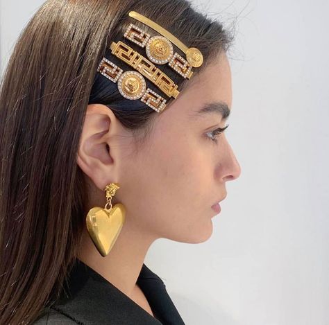 𝐇𝐢𝐠𝐡 𝐅𝐚𝐬𝐡𝐢𝐨𝐧 𝐏𝐨𝐬𝐭 on Instagram: “Versace hair pins Follow @hfpost for more!” Versace Earrings, Designer Hair Accessories, Versace Jewelry, Versace Gold, Vintage Versace, Versace Accessories, Versace Outfit, Expensive Jewelry, Kendall Jenner Style