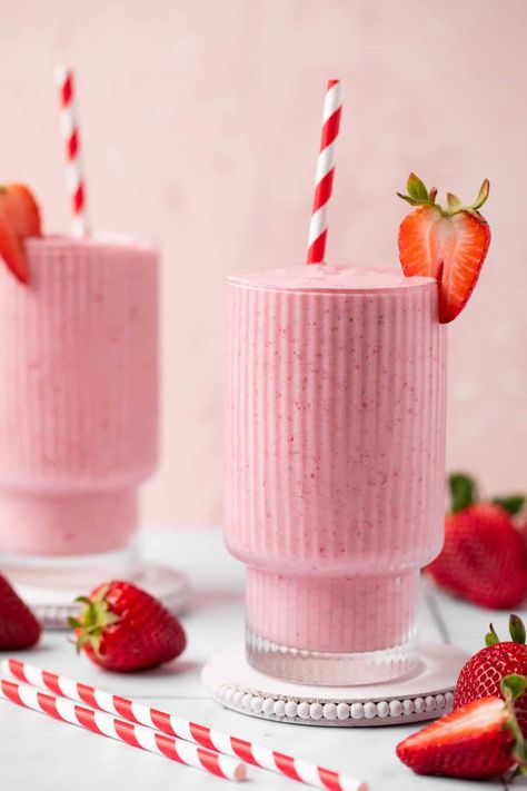 Strawberry Juice Aesthetic, Strawberry Smoothie Aesthetic, Smoothies Aesthetic, Strawberry Pineapple Smoothie, Food Poetry, Chocolate Strawberry Smoothie, Smoothie Aesthetic, Smoothie Recipes Strawberry, Strawberry Aesthetic