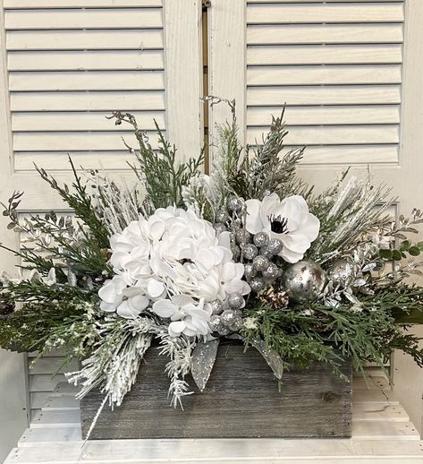 White Christmas Arrangements, Christmas Hydrangea, White Hydrangea Centerpieces, Christmas Arrangements Centerpieces, Coffee Event, Gift Games, Winter Centerpiece, Xmas Centerpieces, Centerpiece For Table