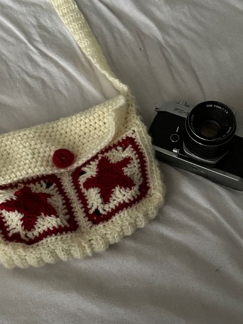 Crochet Gracie Abrams, Crochet Taylor Swift Bag, Star Messenger Bag Crochet, Swiftie Crochet, Crochet Star Messenger Bag, Taylor Swift Crochet Ideas, Crochet Camera Bag, Crochet Taylor Swift, Star Messenger Bag